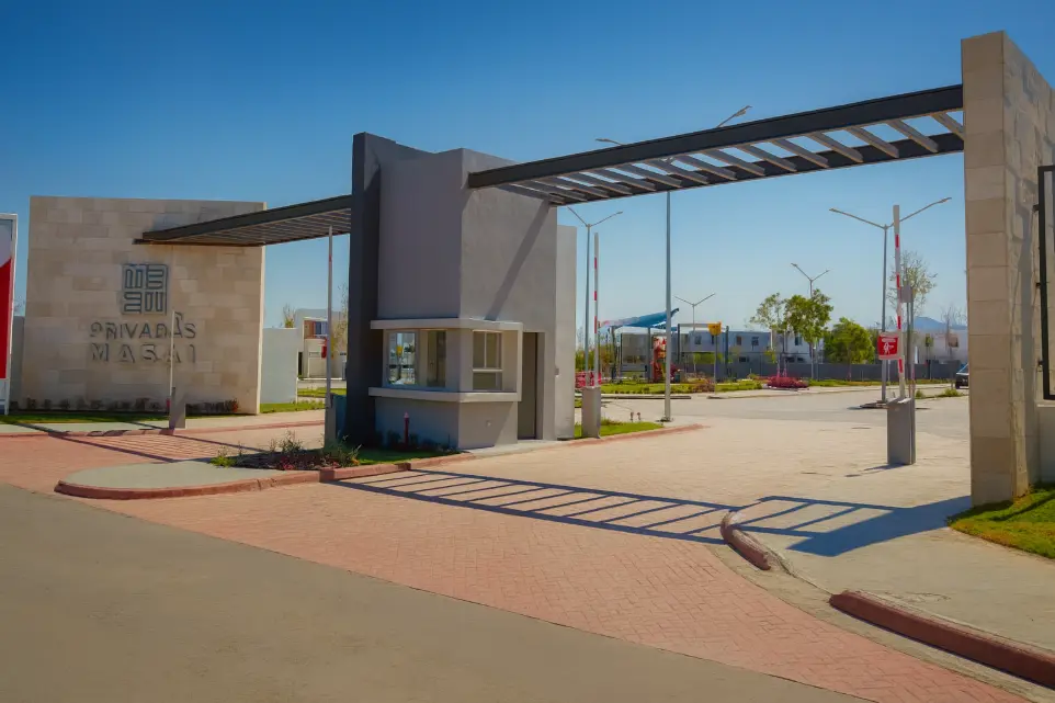 Acceso principal totalmente controlado y seguro.