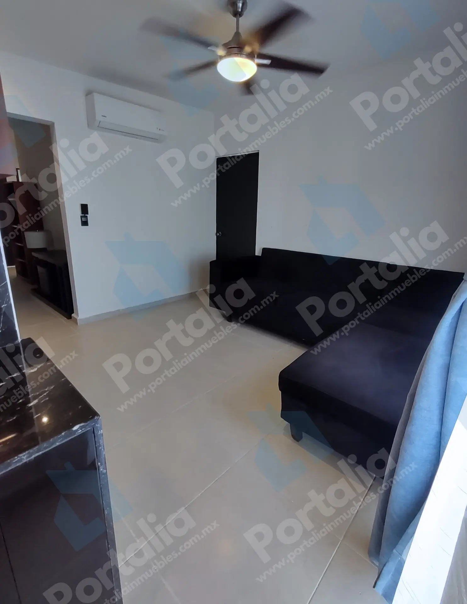 Sala de estar equipada con buena iluminación por la luz natural durante el día.