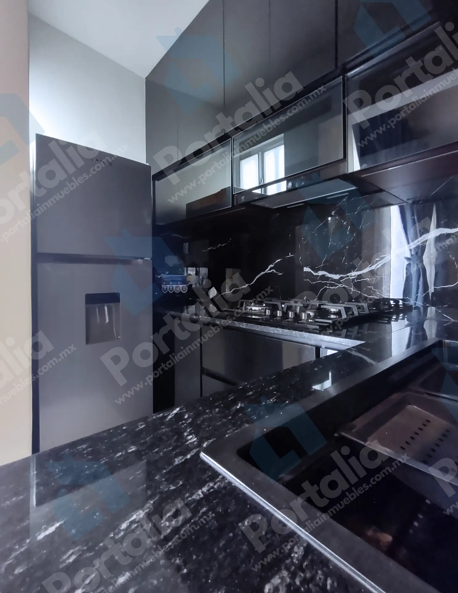 Cocina moderna, iluminada con natural durante el día y totalmente equipada.