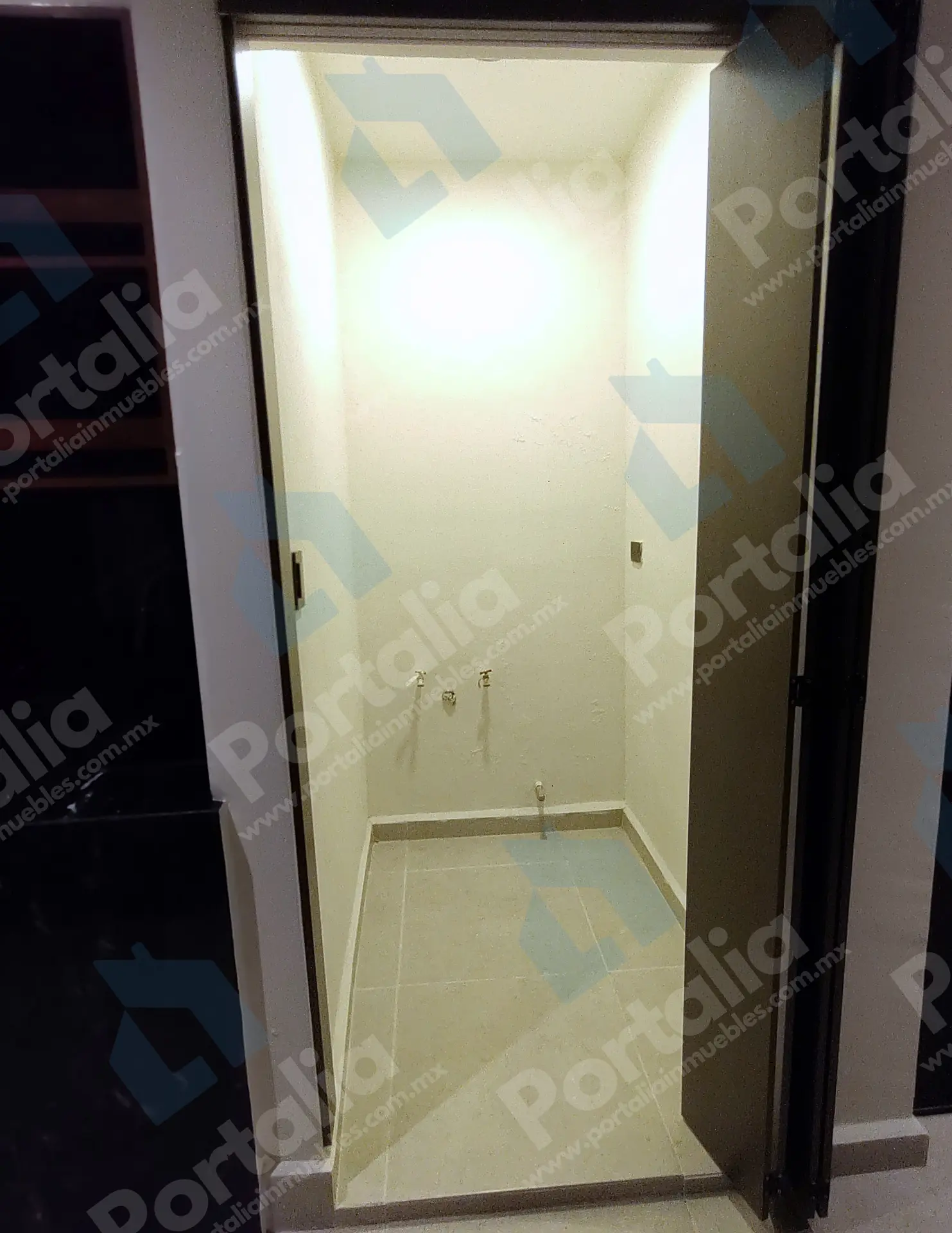 Área de lavado independiente con conexiones de agua, gas, coladera, etc.