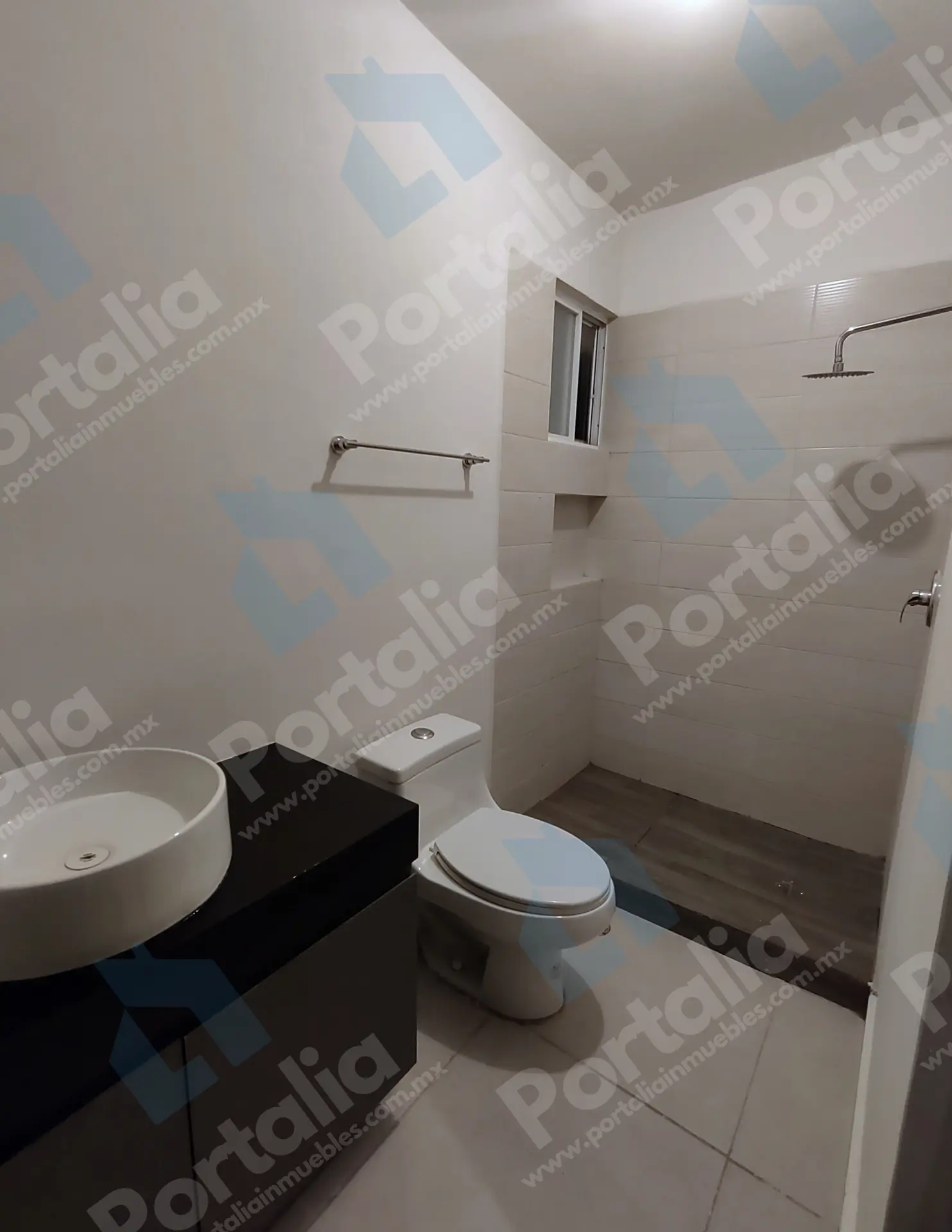 Baño completo moderno y funcional.