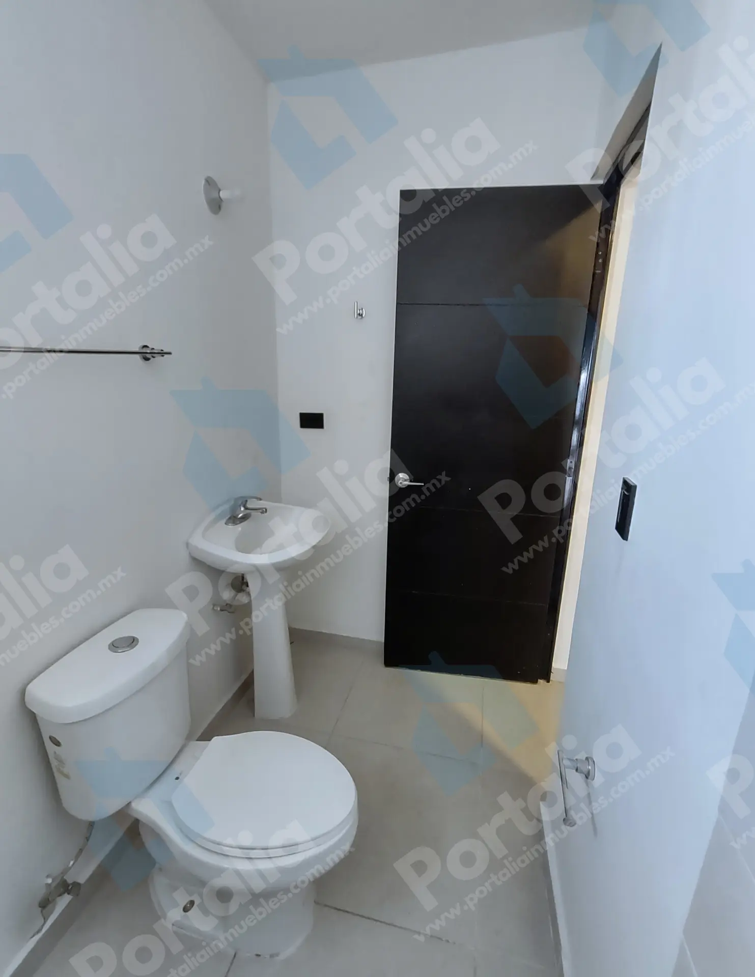 Baño completo moderno y funcional.