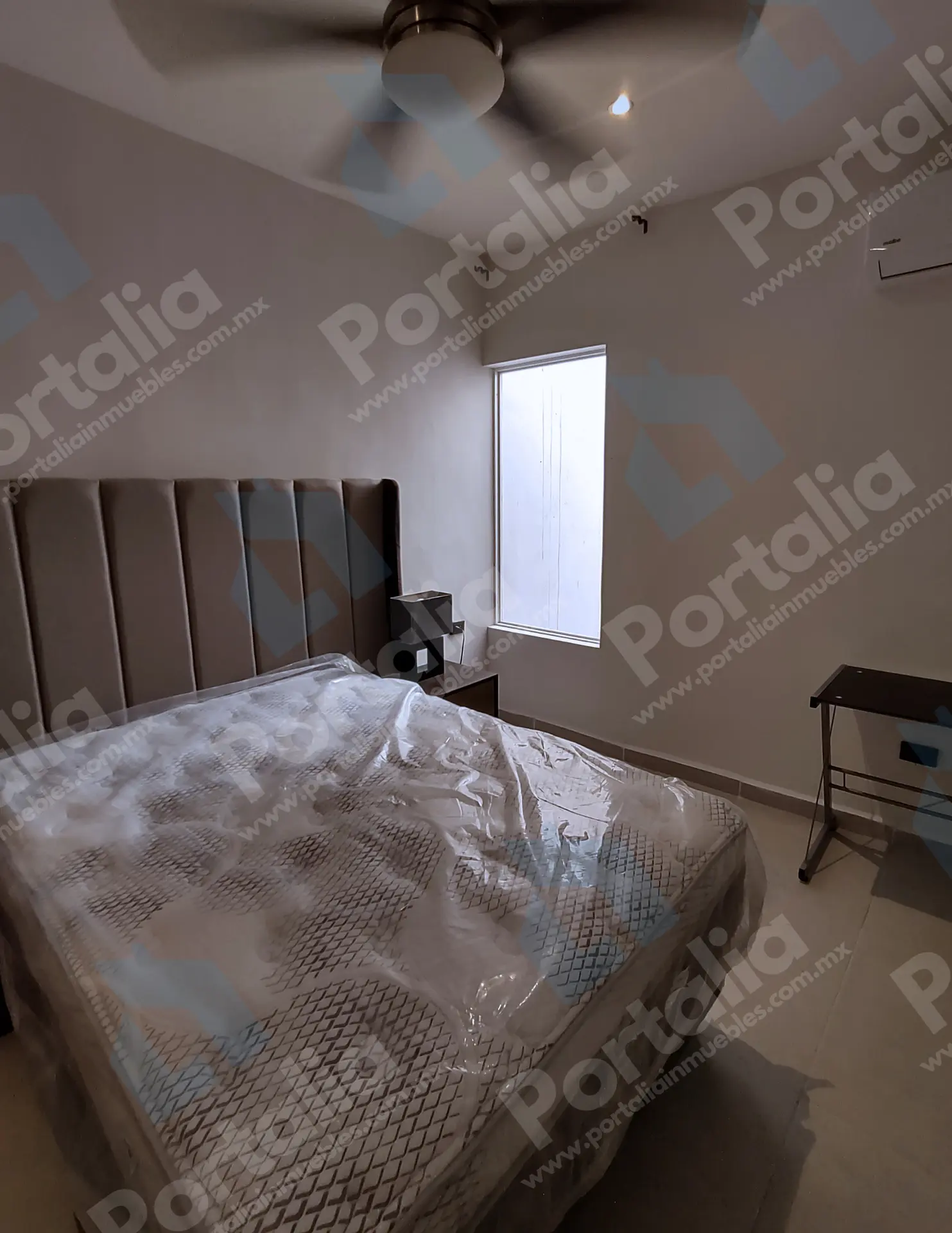 Habitación principal con clima, clóset, pantalla y espacio de trabajo.