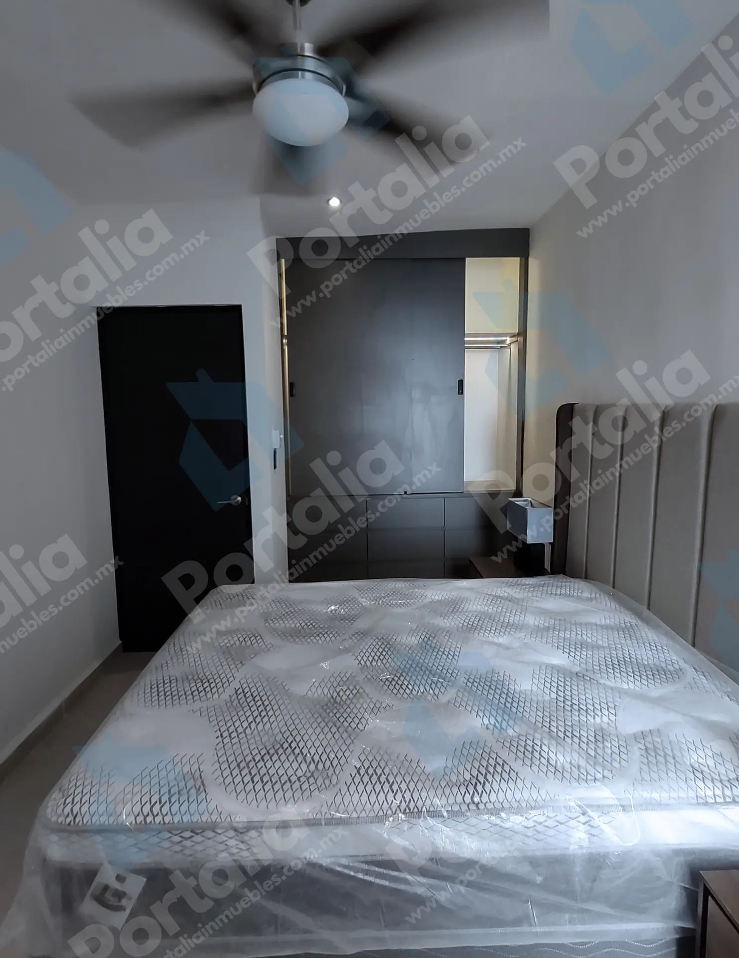 Habitación principal con clima, clóset, pantalla y espacio de trabajo.