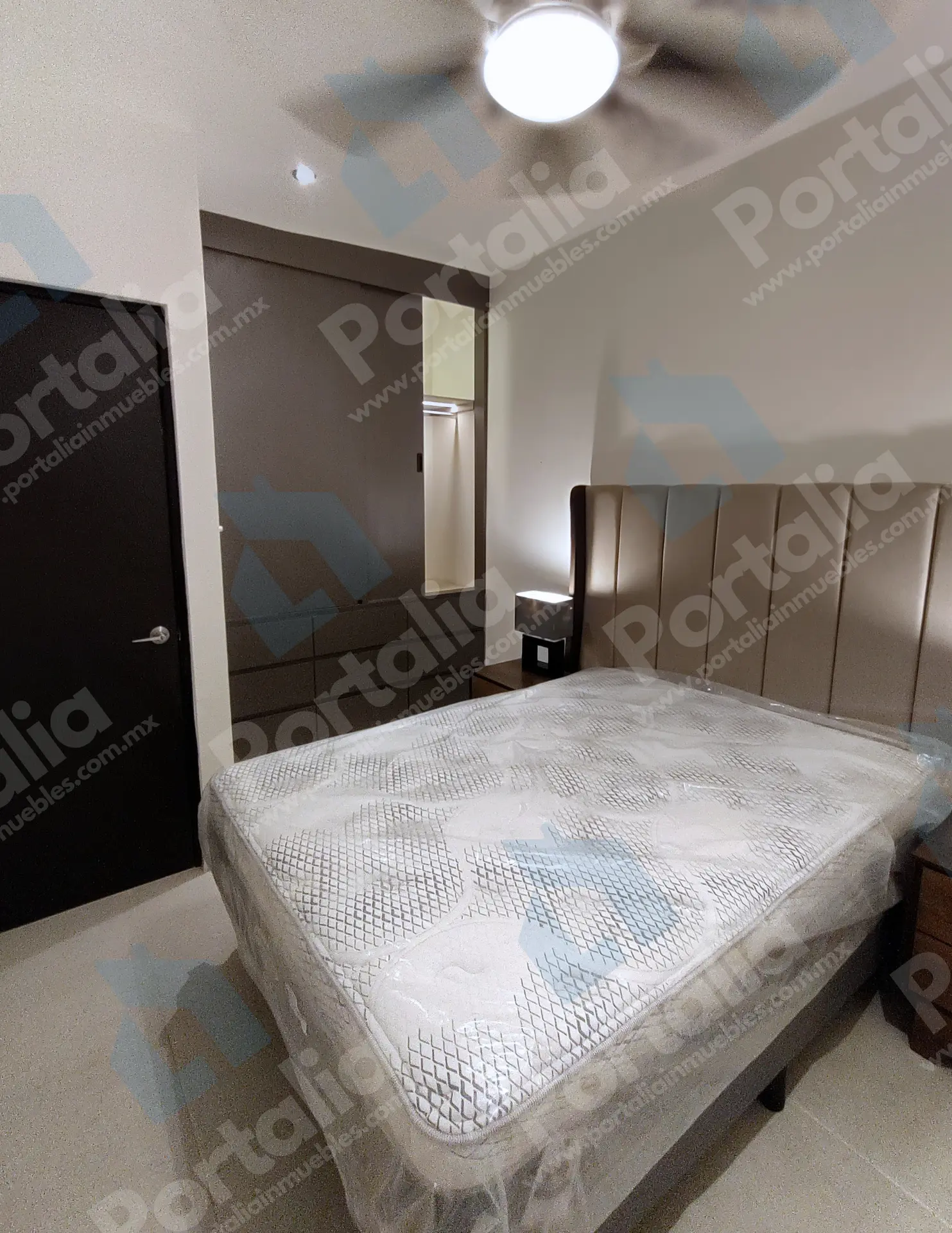 Habitación principal con clima, clóset, pantalla y espacio de trabajo.